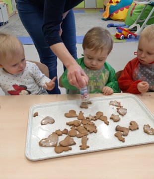 Dekorowanie świątecznych ciasteczek